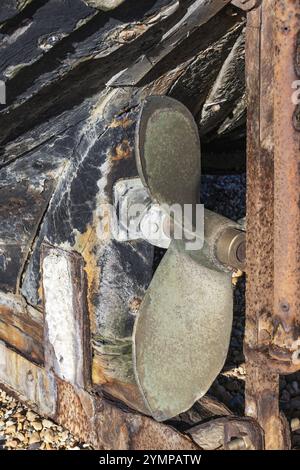 Hastings, East Sussex, Großbritannien, 12. Februar. Ansicht eines Propellers auf einem alten Fischerboot in Hastings, East Sussex am 12. Februar 2024 Stockfoto