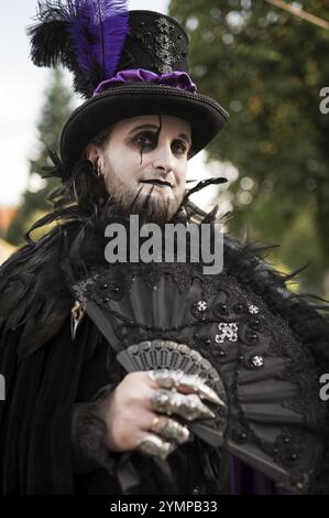 BOLKOW, POLEN - 14. JULI 2023: Ein nicht identifizierter Teilnehmer der Schlosspartei auf der Straße in der Stadt. Castle Party ist ein dunkles, unabhängiges Festival. Stockfoto