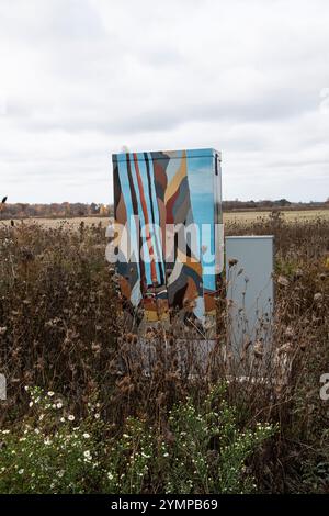 Abstraktes Wandbild auf einem elektrischen Verkehrskontrollkasten am Hamilton International Airport an der Airport Road in Mount Hope, Hamilton, Ontario, Kanada Stockfoto