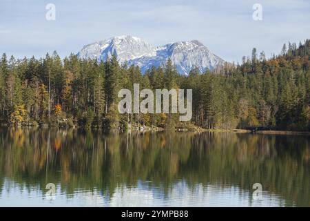 Bergmassiv hoher Goell mit Wald am Hintersee im Herbst, Ramsau, Berchtesgaden, Berchtesgadener Land, Oberbayern, Bayern, Deutschland, Europa Stockfoto