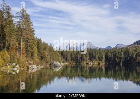 Bergmassiv hoher Goell mit Wald am Hintersee im Herbst, Ramsau, Berchtesgaden, Berchtesgadener Land, Oberbayern, Bayern, Deutschland, Europa Stockfoto