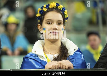 WROCLAW, POLEN - 26. MÄRZ 2024: Qualifikation für die UEFA Euro 2024. Letztes Play-off-Spiel Ukraine - Island 2:1. Unterstützerin der Ukraine Stockfoto