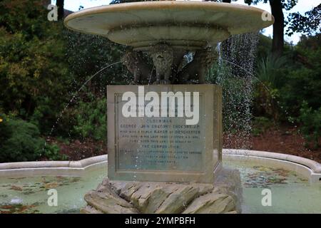 Borough Gardens, Dorchester, Dorset, England. 1. Oktober 2024. Botanische Gärten in der Nähe des Stadtzentrums: Farbblick, Wassertropfen, Nahaufnahme einschließlich der Gedenktafel am Brunnen. Stockfoto