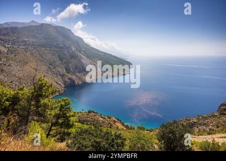 An einem klaren Tag entlang der kroatischen Küste bietet sich ein atemberaubender Blick auf das türkisfarbene Wasser, felsige Klippen und bezaubernde Dörfer. Die sonnendurchflutete Adria Stockfoto