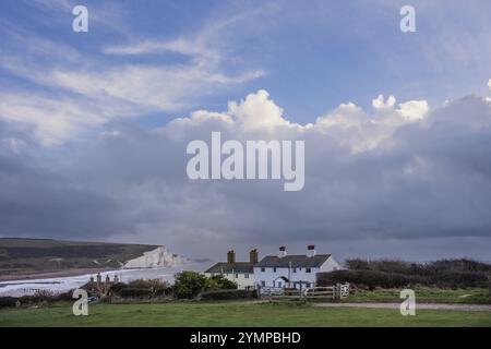 SEAFORD, SUSSEX, GROSSBRITANNIEN, 29. DEZEMBER. Blick auf die Coastguard Cottages in Seaford Head in Sussex am 29. Dezember 2023 Stockfoto