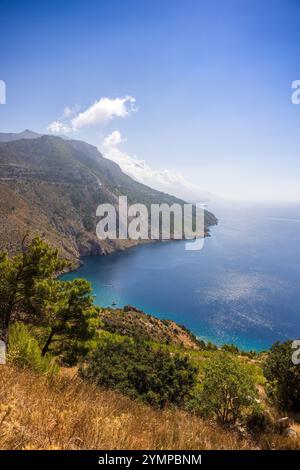 An einem klaren Tag entlang der kroatischen Küste bietet sich ein atemberaubender Blick auf das türkisfarbene Wasser, felsige Klippen und bezaubernde Dörfer. Die sonnendurchflutete Adria Stockfoto