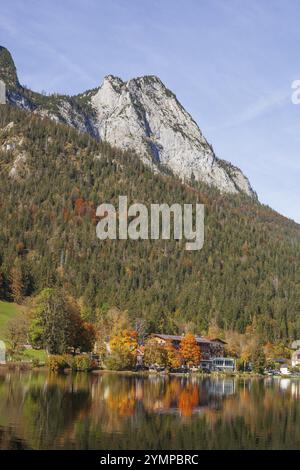 Berge der Reiteralpe mit Haeusern Alm am Hintersee im Herbst, Ramsau, Berchtesgaden, Berchtesgadener Land, Oberbayern, Bayern, Deutschland Stockfoto