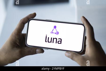 Das Amazon luna Logo wird auf dem Smartphone angezeigt. Amazon Luna ist eine Cloud-Gaming-Plattform. Stockfoto