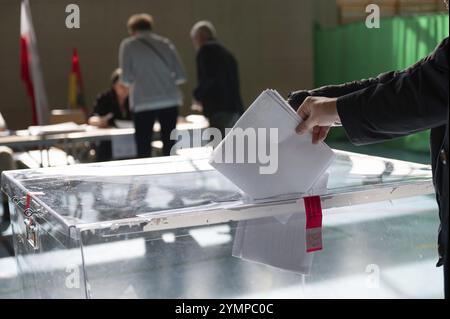 Die Hand des Wählers, die die Stimme in die Wahlurne bringt. Stockfoto