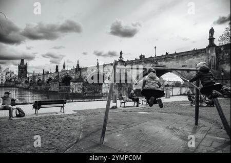 PRAG, TSCHECHIEN - 25. MÄRZ 2023: Karlsbrücke und Kinder schwingen im Vordergrund. Stockfoto