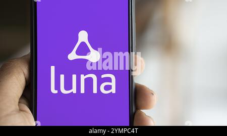 Das Amazon luna Logo wird auf dem Smartphone angezeigt. Amazon Luna ist eine Cloud-Gaming-Plattform. Stockfoto