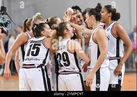 POLKOWICE, POLEN - 9. NOVEMBER 2022: Baskteballspiel EuroLeague Frauen zwischen BC Polkowice und Virtus Segafredo Bologna. Das Joy Team von Virtus hat gewonnen Stockfoto