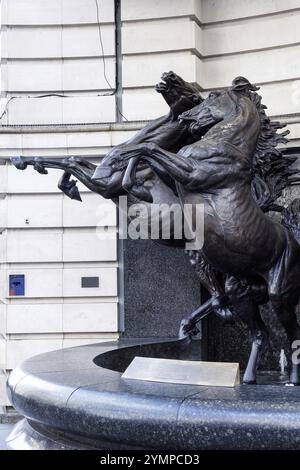 LONDON, Vereinigtes Königreich, 11. MÄRZ: Die Pferde von Helios Statue in Piccadilly London am 11. März 2019 Stockfoto