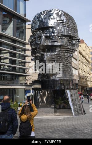 PRAG, TSCHECHIEN - 25. MÄRZ 2023: Statue von Kafka, Außenskulptur, Autor David Cerny Stockfoto