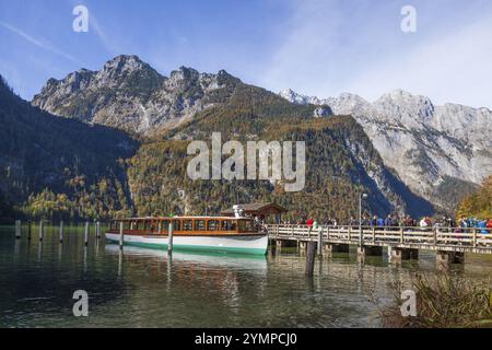 Salet Bootssteg mit Ausflugsboot im Herbst, Königssee, Schönau, Nationalpark Berchtesgaden, Berchtesgadener Land, Oberbayern, Bayern, Deutschland, E Stockfoto