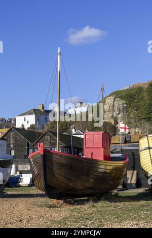 Hastings, East Sussex, Großbritannien, 12. Februar. Blick auf ein Fischerboot am Strand von Hastings, East Sussex am 12. Februar 2024 Stockfoto