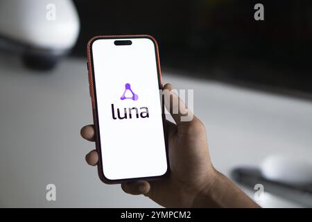 Das Amazon luna Logo wird auf dem Smartphone angezeigt. Amazon Luna ist eine Cloud-Gaming-Plattform. Stockfoto