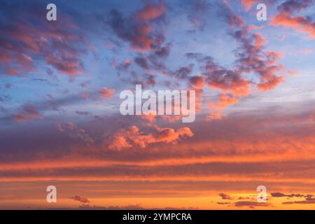 Leuchtender echter Himmel bei Sonnenuntergang Textur Hintergrund Overlay. Dramatische rote, orange und violette Wolken. Hochauflösende Fotografie, perfekt für den Ersatz des Himmels Stockfoto