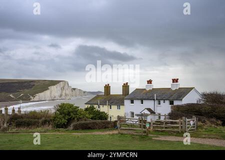 SEAFORD, SUSSEX, GROSSBRITANNIEN, 29. DEZEMBER. Blick auf die Coastguard Cottages in Seaford Head in Sussex am 29. Dezember 2023 Stockfoto