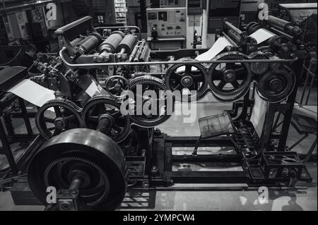 PRAG, TSCHECHIEN - 25. MÄRZ 2023: Nationales Technikmuseum auf der Papierherstellungsmaschine. Stockfoto