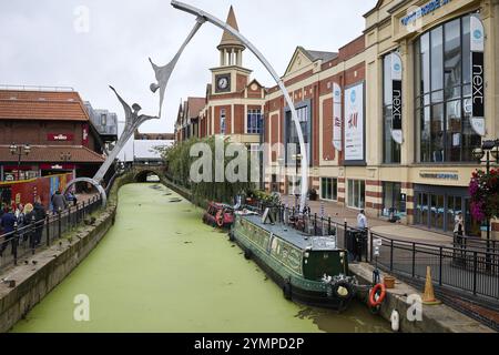 Lincoln, Lincolnshire, Großbritannien, 19. September. Blick auf den Fluss Witham, der am 19. September 2023 durch Lincoln, Lincolnshire führt. Nicht identifizierte Personen Stockfoto