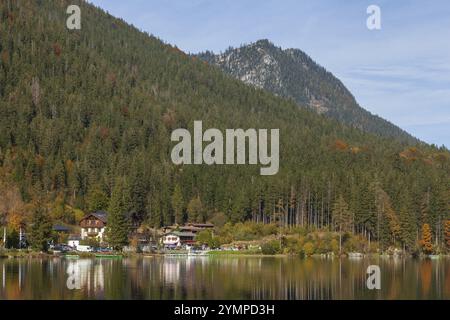 Berge der Reiteralpe mit Haeusern Alm am Hintersee im Herbst, Ramsau, Berchtesgaden, Berchtesgadener Land, Oberbayern, Bayern, Deutschland Stockfoto