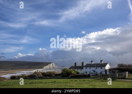 SEAFORD, SUSSEX, GROSSBRITANNIEN, 29. DEZEMBER. Blick auf die Coastguard Cottages in Seaford Head in Sussex am 29. Dezember 2023 Stockfoto