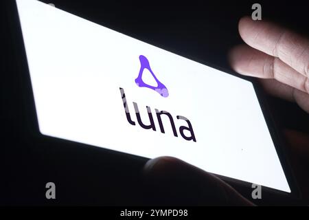 Das Amazon luna Logo wird auf dem Smartphone angezeigt. Amazon Luna ist eine Cloud-Gaming-Plattform. Stockfoto