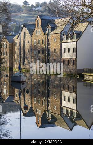 Totnes, Devon, Großbritannien, 16. Januar. Blick über den Fluss Dart zu alten Gebäuden in Totnes, Devon am 16. Januar 2024 Stockfoto