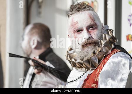 BOLKOW, POLEN - 14. JULI 2023: Ein nicht identifizierter Teilnehmer der Schlosspartei auf der Straße in der Stadt. Castle Party ist ein dunkles, unabhängiges Festival. Stockfoto