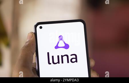 Das Amazon luna Logo wird auf dem Smartphone angezeigt. Amazon Luna ist eine Cloud-Gaming-Plattform. Stockfoto