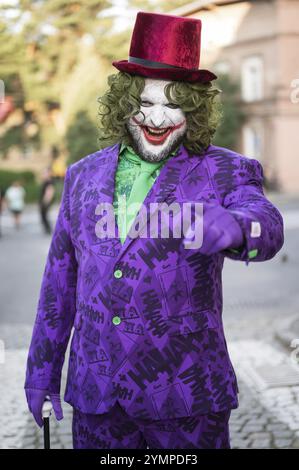 BOLKOW, POLEN - 14. JULI 2023: Ein nicht identifizierter Teilnehmer der Schlosspartei auf der Straße in der Stadt. Castle Party ist ein dunkles, unabhängiges Festival. Stockfoto