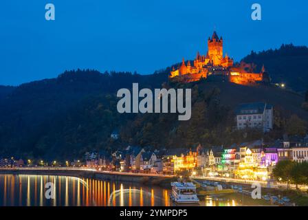 Stadtansicht von Cochem am Abend, Kaiserburg Cochem und Ufer der Mosel Stockfoto