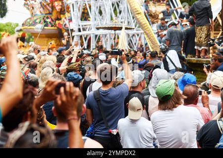 Einäscherungszeremonie auf der Insel Bali, die Atmosphäre der Veranstaltung. Traditionen der Indonesier. Bali, Indonesien - 03.02.2018 Stockfoto