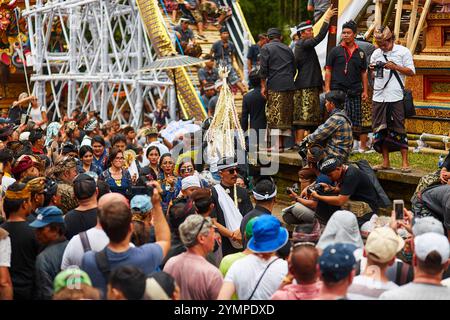 Einäscherungszeremonie auf der Insel Bali, die Atmosphäre der Veranstaltung. Traditionen der Indonesier. Bali, Indonesien - 03.02.2018 Stockfoto