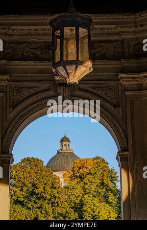 Wunderschöner Blick aus der Vogelperspektive auf die Bayerische Staatskanzlei in der Nähe des Dianatempels im Münchner Hofgarten der Garten - Deutschland Stockfoto