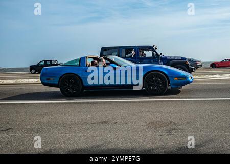 Gulfport, MS - 04. Oktober 2023: Weitwinkel-Seitenansicht eines 1992 Chevrolet Corvette Cabriolets auf einer lokalen Autoshow. Stockfoto