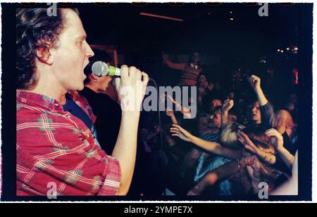 Die Stars der Fernsehsendung Rederiet (Seifenoper) haben die Band Captain and the Crew gegründet und sind 1996 in Schweden auf Tour, hier in Motala, Schweden. Kenneth Söderman während des Konzerts. Stockfoto