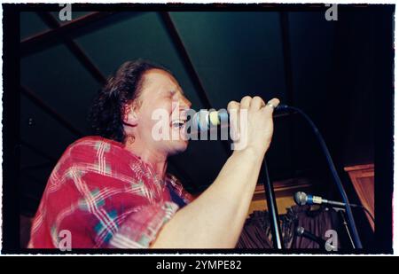 Die Stars der Fernsehsendung Rederiet (Seifenoper) haben die Band Captain and the Crew gegründet und sind 1996 in Schweden auf Tour, hier in Motala, Schweden. Kenneth Söderman während des Konzerts. Stockfoto