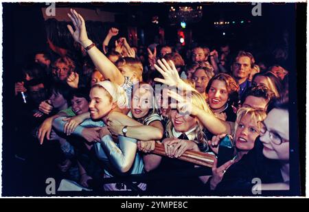 Die Stars der Fernsehsendung Rederiet (Seifenoper) haben die Band Captain and the Crew gegründet und sind 1996 in Schweden auf Tour, hier in Motala, Schweden. Publikum während des Konzerts. Stockfoto