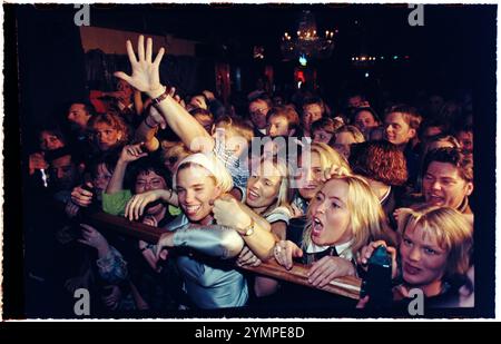 Die Stars der Fernsehsendung Rederiet (Seifenoper) haben die Band Captain and the Crew gegründet und sind 1996 in Schweden auf Tour, hier in Motala, Schweden. Publikum während des Konzerts. Stockfoto