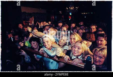 Die Stars der Fernsehsendung Rederiet (Seifenoper) haben die Band Captain and the Crew gegründet und sind 1996 in Schweden auf Tour, hier in Motala, Schweden. Publikum während des Konzerts. Stockfoto