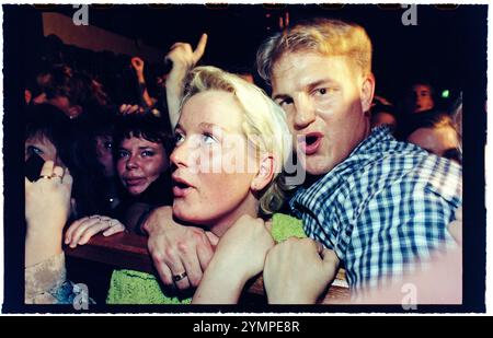 Die Stars der Fernsehsendung Rederiet (Seifenoper) haben die Band Captain and the Crew gegründet und sind 1996 in Schweden auf Tour, hier in Motala, Schweden. Publikum während des Konzerts. Stockfoto