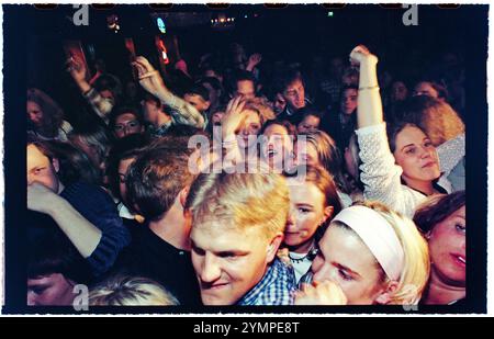 Die Stars der Fernsehsendung Rederiet (Seifenoper) haben die Band Captain and the Crew gegründet und sind 1996 in Schweden auf Tour, hier in Motala, Schweden. Publikum während des Konzerts. Stockfoto