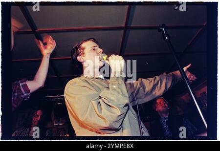 Die Stars der Fernsehsendung Rederiet (Seifenoper) haben die Band Captain and the Crew gegründet und sind 1996 in Schweden auf Tour, hier in Motala, Schweden. Måns Nathanaelsson während des Konzerts. Stockfoto