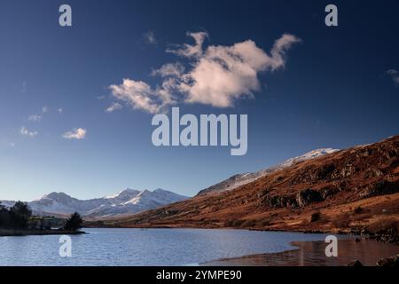 Llyn Mymbyr und das Snowdon Hufeisen im Winter, Snowdonia, Nordwales Stockfoto