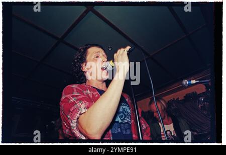 Die Stars der Fernsehsendung Rederiet (Seifenoper) haben die Band Captain and the Crew gegründet und sind 1996 in Schweden auf Tour, hier in Motala, Schweden. Kenneth Söderman während des Konzerts. Stockfoto