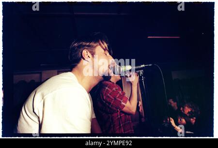 Die Stars der Fernsehsendung Rederiet (Seifenoper) haben die Band Captain and the Crew gegründet und sind 1996 in Schweden auf Tour, hier in Motala, Schweden. Martin Forsström während des Konzerts. Stockfoto