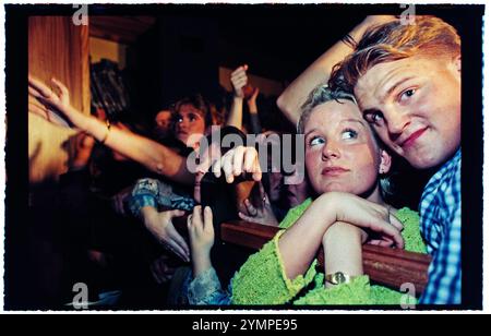 Die Stars der Fernsehsendung Rederiet (Seifenoper) haben die Band Captain and the Crew gegründet und sind 1996 in Schweden auf Tour, hier in Motala, Schweden. Publikum während des Konzerts. Stockfoto