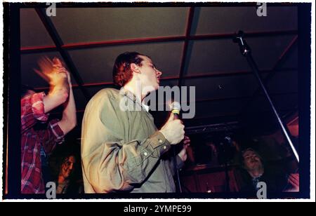 Die Stars der Fernsehsendung Rederiet (Seifenoper) haben die Band Captain and the Crew gegründet und sind 1996 in Schweden auf Tour, hier in Motala, Schweden. Måns Nathanaelsson während des Konzerts. Stockfoto